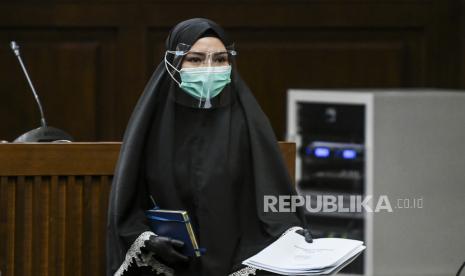 Terdakwa kasus dugaan suap dan gratifikasi pengurusan fatwa Mahkamah Agung (MA) Djoko Tjandra, Pinangki Sirna Malasari mengikuti sidang di Pengadilan Tipikor, Jakarta, Rabu (25/11/2020). Sidang itu beragenda mendengarkan keterangan saksi-saksi yaitu Andi Irfan Jaya dan Anita Kolopaking. 