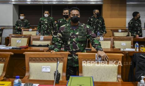 Kepala Staf TNI Angkatan Darat (KASAD) Jenderal TNI Andika Perkasa bersiap mengikuti rapat kerja dengan Komisi I DPR di Kompleks Parlemen, Senayan, Jakarta, Rabu (1/9/2021). Rapat kerja tersebut membahas laporan keuangan Kementerian Pertahanan (Kemhan) dan TNI tahun anggaran 2020 dan membahas rapat kerja anggaran Kementerian atau Lembaga tahun anggaran 2022 serta membahas program prioritas nasional Kemhan dan TNI tahun 2022. 