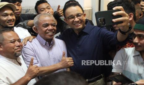 Calon presiden nomor urut 1 Anies Baswedan (tengah) berswafoto bersama warga usai menyampaikan gagasan saat kampanye bersama pemuda di Medan, Sumatera Utara, Ahad (3/12/2023). Anies Baswedan memulai kampanye di hari keduanya dengan menggelar diskusi bersama mahasiswa dan pemuda di Kota Medan. 