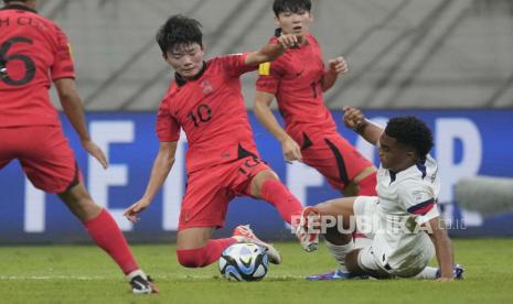 Para pemain timnas Korsel U-17 (merah) saat berlaga di Piala Dunia U17 2023 Indonesia.