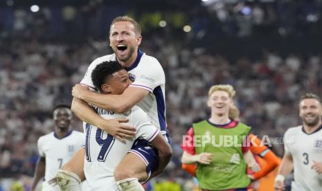 Pemain Inggris Harry Kane dan Ollie Watkins melakukan selebrasi seusai mengalahkan Belanda dalam laga semifinal turnamen sepak bola Euro 2024 di Dortmund, Jerman, Rabu, (11/7/2024) WIB. Inggris berhasil mengalahkan Belanda dengan skor 2-1. Gol Inggris dicetak Harry Kane menit ke-18 dan Ollie Watkins menit ke-90. Satu gol Belanda dicetak Xavi Simons menit ke-7. Dengan hasil ini Inggris melaju ke final Euro 2024 yang akan berhadapan dengan Spanyol.