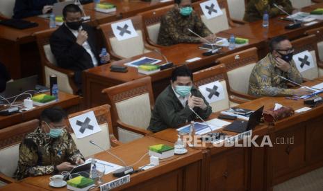 Menteri BUMN Erick Thohir (tengah) saat mengikuti rapat kerja dengan Komisi VI DPR di Kompleks Parlemen, Senayan, Jakarta, Rabu (15/7). Rapat tersebut membahas Review Penyertaan Modal Negara Tahun 2020 sesuai Perpres No. 54 Tahun 2020 tentang Perubahan Postur dan rincian anggaran pendapatan dan belanja negara TA 2020, Pandangan Poksi-poksi tentang PMN Tahun 2020, Pencairan Hutang Pemerintah kepada BUMN TA 2020 dan Dana talangan TA 2020 serta Tindaklanjut kesimpulan RDP Komisi VI dengan Mitra di Masa Sidang III dan IV TS 2019-2020.Prayogi/Republika.