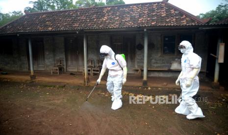 Tim Reaksi Cepat (TRC) BPBD Gunungkidul melakukan penyemprotan dekontaminasi bakteri aktraks di Dusun Jati, Semanu, Gunungkidul, Yogyakarta, Jumat (7/7/2023). Penyemprotan ini dilakukan untuk memutus rantai penularan penyakit antraks. Menurut Kemenkes, kasus antraks di Dusun Jati sudah bisa masuk kategori kejadian luar biasa (KLB). Karena sudah ada satu kematian suspek antraks, tetapi kewenangan KLB ada di Pemkab Gunungkidul.