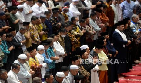 Umat Muslim mengikuti sholat di Masjid Istiqlal, Jakarta. Naskah Khutbah Jumat: Menyambut Ramadhan