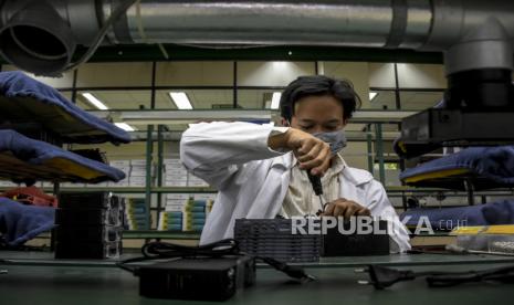 Karyawan menyelesaikan produksi set top box (STB) INTI DVBT2 di PT Industri Telekomunikasi Indonesia (Persero), Kota Bandung. ilustrasi