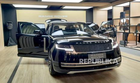 PT JLM Auto Indonesia meluncurkan Range Rover Plug In Hybrid Electric Vehicle (PHEV), kendaraan PHEV pertama dari varian Range Rover. 