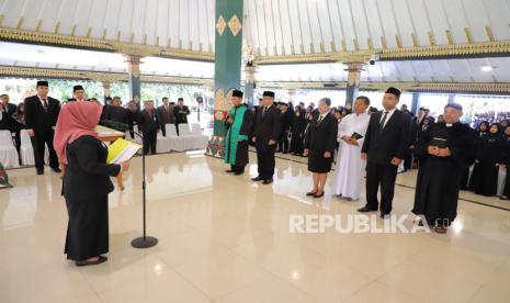 Pemerintahan Kabupaten (Pemkab) Sleman melantik 845 Pegawai Pemerintah dengan Perjanjian Kerja (PPPK) di Pendopo Parasamya, Kabupaten Sleman, Daerah Istimewa Yogyakarta (DIY), Rabu (28/2/2024). 