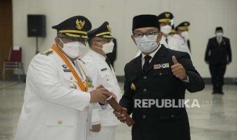 Bupati Sukabumi Marwan Hamami saat pelantikan oleh Gubernur Jawa Barat Ridwan Kamil (Emil) di Gedung Merdeka, Jalan Asia Afrika, Kota Bandung.