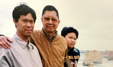 Pose Indra Priawan bersama ayahnya, Alm Chandra Suharto (tengah) dan kakaknya