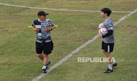 Pelatih Timnas Indonesia Shin Tae Yong saat sesi latihan di Lapangan B Kompleks Stadion Utama Gelora Bung Karno (SUGBK), Jakarta, Selasa (28/5/2024). Sebanyak 18 pemain menjalani pemusatan latihan (TC) pertama untuk persiapan laga uji tanding dan kualifikasi Piala Dunia 2026. Sementara terdapat empat pemain lagi yang belum hadir bergabung pada sesi TC tersebut yakni Jay Idzes, Justin Hubner, Jordi Amat dan Pratama Arhan. Skuad Garuda akan menjalani dua laga penting pada babak kualifikasi Piala Dunia 2026 zona Asia yakni melawan Irak pada 6 Juni dan Filipina pada 11 Juni.