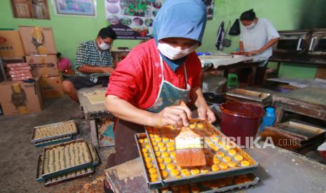 Pekerja menyelesaikan pembuatan kue kacang di industri rumahan di Rogojampi, Banyuwangi, Jawa Timur, Rabu (26/8). Pemerintah terus memberikan bantuan dan stimulus ekonomi kepada pelaku usaha, mikro, dan menengah (UMKM). Setelah memberikan dana bantuan hibah sebesar Rp 2,4 juta, Ketua Satuan Tugas Pemulihan dan Transformasi Ekonomi Nasional Budi Gunadi Sadikin menyampaikan, pemerintah juga akan memberikan program kredit lunak usaha mikro kepada para pelaku UMKM.