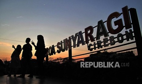 Sejumlah pengujung nampak berfoto di lingkungan objek wisata Goa Sunyaragi di Cirebon, Jawa Barat.