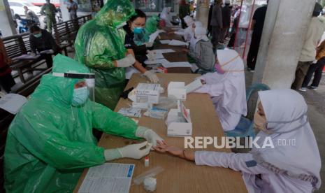 Pemprov Bali menyiapkan cadangan anggaran sebesar Rp 85 miliar untuk penanganan Covid-19. Foto tim medis Dinas Kesehatan Kabupaten Tabanan melakukan test cepat terhadap sejumlah santri yang baru tiba di Terminal Pesiapan, Tabanan, Bali (ilustrasi)