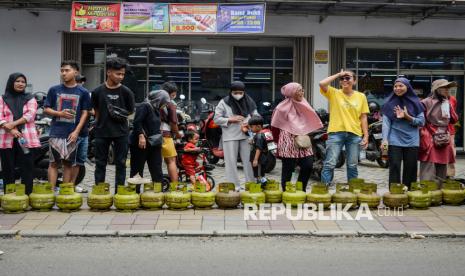 Sejumlah warga mengantre untuk mendapatkan gas elpiji tiga kilogram di Cibodas, Kota Tangerang, Banten, Senin (3/2/2025). 