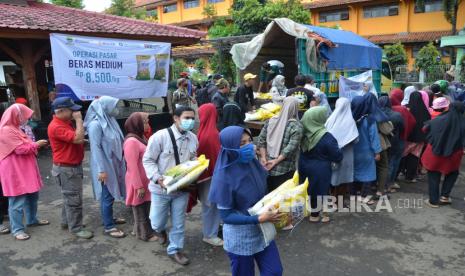 Warga antre membeli beras saat operasi pasar beras medium yang digelar Pemkot Bandung bersama Bulog Kota Bandung dan Bank Indonesia di Kantor Kecamatan Ujungberung, Kota Bandung, Kamis (16/2/2023). Operasi pasar diharapkan dapat membantu masyarakat untuk mendapatkan beras lebih murah dari harga pasaran. Harga beras medium operasi pasar dipatok Rp 8.500 per kilogram, sementara harga beras medium dipasaran saat ini Rp 9.450 per kilogram.