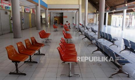 Pemprov Sulsel Optimistis Berlakukan Tatanan Normal Baru. Foto Warga melintas di area Terminal Regional Daya di Makassar, Sulawesi Selatan, Sabtu (23/5/2020). H-1 jelang Hari Raya Idul Fitri 1 Syawal 1441 H, terminal tersebut sepi penumpang akibat adanya larangan mudik untuk memutus rantai penyebaran virus Corona