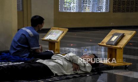 Empat Amalan Malam Lailatul Qadar. Umat muslim membaca Alquran saat beritikaf pada sepuluh malam terakhir Ramadhan 1442 H di Masjid Pusdai, Kota Bandung, Senin (3/5) dini hari. Pada 10 hari menjelang berakhirnya bulan Ramadhan, umat muslim melakukan Itikaf untuk meraih malam kemuliaan (Lailatul Qadar) dengan membaca Alquran, Shalat Tahajud (malam) dan berzikir. Foto: Republika/Abdan Syakura