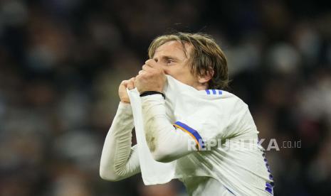 Pemain Real Madrid Luka Modric mencium bajunya setelah timnya memenangkan pertandingan sepak bola leg kedua babak 16 besar Liga Champions antara Real Madrid dan Paris Saint-Germain di stadion Santiago Bernabeu di Madrid, Spanyol, Rabu, 9 Maret 2022.