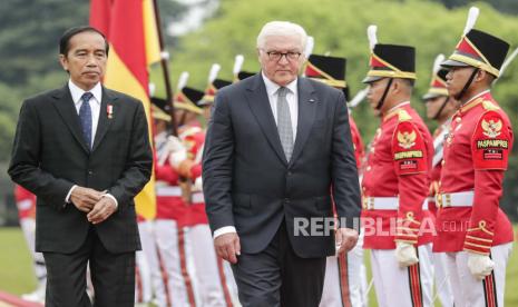 Ilustrasi. Presiden Jerman Frank-Walter Steinmeier (2-kiri) dan Presiden Indonesia Joko Widodo (kiri) di Istana Kepresidenan di Bogor, Indonesia, Kamis (16/6/2022).