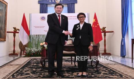 Menteri Luar Negeri Retno Marsudi dan Menteri Luar Negeri Cina Qin Gang tengah berbincang di Gedung Pancasila, Kementerian Luar Negeri RI, Rabu (22/2/2023). Retno dan Qin memimpin pertemuan Joint Commission for Bilateral Cooperation (JCBC) ke-4 Indonesia-Cina. Dokumentasi Kementerian Luar Negeri