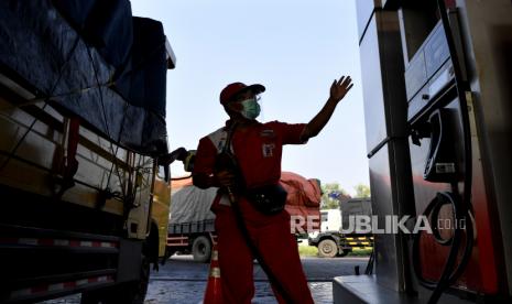 Petugas melayani pengisian BBM di SPBU. Pertamina menyalurkan perdana Biosolar 35 persen atau B35.