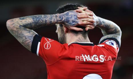 Pemain Southampton Danny Ings menunggu permainan dimulai kembali selama pertandingan sepak bola Liga Utama Inggris antara Southampton dan Liverpool di St Marys Stadium, Southampton, Inggris, Senin, 4 Januari 2021. 