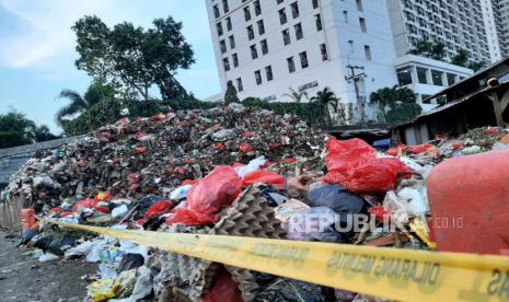 Sampah menggunung di tempat pembuangan sementara (TPS) Pasar Kemiri Muka, Kecamatan Beji, Kota Depok, Rabu (7/6/2023). Tumpukan sampah dengan ketinggian sekitar lima meter tersebut dikatakan telah berada di lokasi itu selama berhari-hari. 