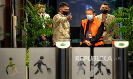 Tersangka Debitur Koperasi Simpan Pinjam Intidana, Heryanto Tanaka usai dihadirkan dalam konferensi pers penahanan tersangka di Gedung Merah Putih KPK, Jakarta, Senin (3/10/2022). Heryanto Tanaka ditahan sebagai tersangka dalam kasus dugaan tindak pidana korupsi berupa suap pengurusan perkara di Mahkamah Agung yang menjerat tersangka Hakim Agung Sudrajad Dimyati. KPK melakukan penahanan terhadap tersangka HT selama 20 hari pertama terhitung dari tanggal 3 Oktober hingga 22 Oktober 2022 di Rutan KPK Pomdam Jaya Guntur.