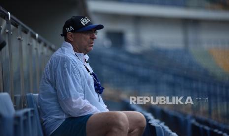 Pelatih Tim Persib Roberts Rene Albert memantau latihan di Stadion Gelora Bandung Lautan Api (GBLA), Sabtu (6/3). Persib Bandung terus menggenjot persiapan menjelang pelaksanaan Turnamen Piala Kemenpora 2021.