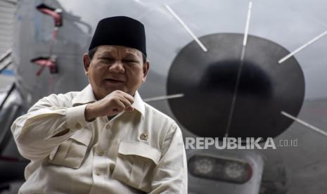 Menteri Pertahanan Prabowo Subianto berpose usai prosesi serah terima pesawat di Hanggar Aircraft Services PTDI KP II, Jalan Pajajaran, Kota Bandung, Rabu (15/6/2022). Menteri Pertahanan Prabowo Subianto menyerahkan satu unit pesawat CN235-220 Maritime Patrol Aircraft (MPA) dan dua unit helikopter anti kapal selam (AKS) dari PTDI ke TNI AL sebagai bentuk penguatan alat utama sistem senjata Tentara Nasional Indonesia (Alutsista) untuk pertahanan dan patroli maritim Indonesia. Foto: Republika/Abdan Syakura