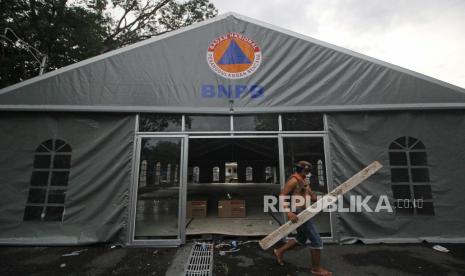 Pekerja menyelesaikan pembangunan tenda Rumah Sakit Darurat COVID-19 untuk merawat pasien di kawasan Pusat Penelitian dan Pengembangan (Puslitbang) Humaniora di Surabaya, Jawa Timur, Sabtu (9/5/2020). Pembangunan Rumah Sakit Darurat tersebut untuk menampung pasien COVID-19 dengan gejala klinis ringan yang tidak tertampung di rumah sakit rujukan