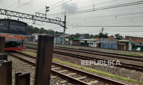 Lokasi ditemukannya jasad Kepala Satuan Reserse Narkoba (Kasatresnarkoba) Polres Metro Jakarta Timur (Jaktim) AKBP Buddy Alfrits Towoliu yang dilaporkan tertabrak kereta api pada Sabtu (29/4/2023). 