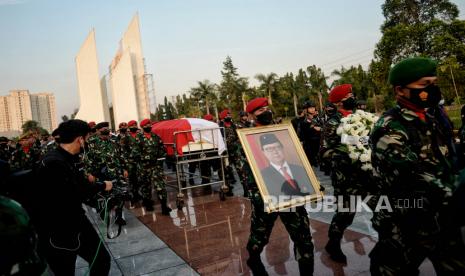 Pasukan TNI membawa peti jenazah Menteri Pendayagunaan Aparatur Negara dan Reformasi Birokrasi (Menpan RB) Tjahjo Kumolo untuk di makamkan di Taman Makam Pahlawan (TMP) Kalibata, Jakarta, Jumat (1/7/2022). Tjahjo Kumolo meninggal  di usia 57 tahun di Rumah Sakit Abdi Waluyo, Jakarta sekitar pukul 11.10 WIB. Republika/Thoudy Badai