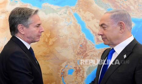  A handout photo made available by the Israeli Government Press Office (GPO), shows the Israeli Prime Minister Benjamin Netanyahu (R) meeting with US Secretary of State Antony Blinken (L) in Jerusalem, 07 February 2024. The US Secretary of State is on a Middle East regional tour, in an effort to reach an agreement that secures the release of all remaining hostages and includes a humanitarian pause allowing delivery of humanitarian assistance to civilians in Gaza Strip.   