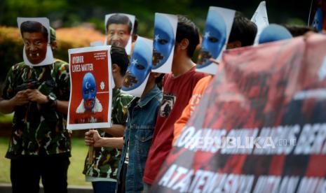 Sejumlah mahasiswa dari berbagai kampus yang tergabung dalam Aliansi Mahasiswa Islam (AMI) menggelar aksi unjuk rasa di Kawasan Patung kuda, Jakarta, Rabu (5/7/2023). Dalam aksi tersebut mereka menuntut agar Perserikatan Bangsa Bangsa (PBB) membawa kasus tindakan kekerasan dan pelanggaran oleh Pemerintah China terhadap kelompok muslim Uighur khususnya tragedi di Urumqi, China pada 5 Juli 2009 ke Mahkamah Internasional.