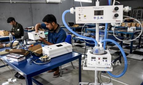 Pekerja menyelesaikan produksi Alat Terapi Oksigen Beraliran Tinggi di rumah produksi PT Gerlink Utama Mandiri, Antapani Wetan, Kota Bandung, Kamis (25/6). Alat Terapi Oksigen Beraliran Tinggi pertama di Indonesia yang diberi nama Gerlink LIPI High Flow Nasal Cannula-01 (GLP HFNC-01) tersebut dikembangkan dan diproduksi oleh LIPI bekerja sama dengan PT Gerlink Utama Mandiri. Alat kesehatan tersebut berfungsi sebagai alat bantu pernapasan bagi pasien yang terinfeksi virus Corona (Covid-19) yang siap didistribusikan ke seluruh Rumah Sakit di Indonesia karena telah mendapat persetujuan dari Kementerian Kesehatan RI. Foto: Abdan Syakura/Republika