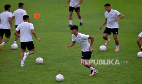 Pesepak bola Timnas Indonesia berlatih di Lapangan A Kompleks Gelora Bung Karno (GBK), Senayan, Jakarta, Rabu (4/1/2023). Latihan tersebut dilakukan mejelang menghadapi Vietnam di laga semifinal Piala AFF 2022 pada Jumat (6/1/2023). Latihan tersebut sempat batal digelar karena hujan deras yang mengakibatkan lapangan becek dan tergenang. Republika/Prayogi.