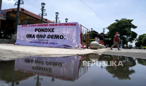 Spanduk penolakan demo terpasang di Malioboro, Yogyakarta, Ahad (11/10). Kawasan wisata dan ikon Yogyakarta kembali menggeliat pascarusuh aksi unjuk rasa penolakan Omnibus Law. Wisatawan kembali hilir-mudik di jalur pedestrian Malioboro seperti sedia kala. Dan pedagang makanan dan oleh-oleh juga sudah membuka lapaknya.