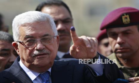  File - Pada file foto Sabtu 20 Oktober 2012 ini, Presiden Palestina Mahmoud Abbas menunjukkan jarinya yang ternoda tinta setelah memberikan suaranya selama pemilihan lokal di sebuah TPS di kota Ramallah, Tepi Barat. Presiden Abbas menyerukan pemilihan legislatif pada 22 Mei dan pemilihan presiden pada 31 Juli 2021.