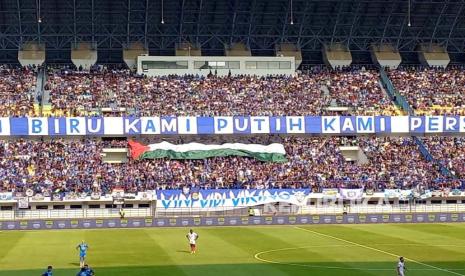 Suporter Persib Bandung membentangkan bendera Palestina sebagai bentuk solidaritas saat laga Persib Bandung melawan Arema FC di Stadion GBLA, Kota Bandung, Rabu (8/11/2023). 