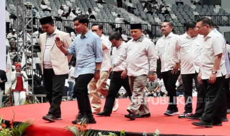 Cawapres nomor urut 2, Gibran Rakabuming Raka, ketika diwawancarai wartawan usai menghadiri acara Silaturahmi Nasional Desa 2023 di Indonesia Arena, Kompleks Gelora Bung Karno, Jakarta, Ahad (19/11/2023).