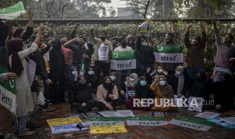  Pelajar Muslimah India meneriakkan slogan-slogan selama protes menentang pelarangan gadis Muslimah mengenakan jilbab menghadiri kelas di beberapa sekolah di negara bagian Karnataka, India selatan, di New Delhi, India, Selasa, 8 Februari 2022. Staf sekolah menengah dan pihak berwenang menuduh gadis-gadis itu menentang aturan yang seragam tetapi para siswa mengatakan bahwa mereka kehilangan hak yang dijamin secara konstitusional untuk mempraktikkan keyakinan mereka.