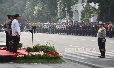 Pj Gubernur Jawa Barat Bey Machmudin, Kapolda Jawa Barat Irjen Pol Akhmad Wiyagus, Pangdam III/Siliwangi Mayjen TNI Mohammad Fadjar bersama personel gabungan mengikuti Apel Gelar Pasukan Operasi Kepolisian Terpusat Ketupat Lodaya 2024 Dalam Rangka Pengamanan Idul Fitri 1445 H, di depan Gedung Sate, jalan Diponegoro, Kota Bandung, Rabu (3/4/2024). Apel gelar pasukan ini merupakan bentuk kesiapan sinergisitas TNI-Polri dengan stakeholder terkait dalam rangka pengamanan mudik dan perayaan hari raya Idul Fitri 1445 H. Operasi Ketupat Lodaya 2024 ini dilaksanakan selama 13 hari di mulai pada tanggal 4 April-16 April 2024.