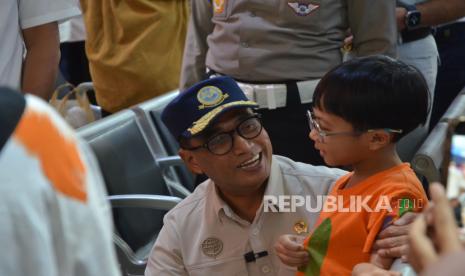 Menteri Perhubungan (Menhub) Budi Karya Sumadi berbincang dengan sejumlah calon penumpang di Stasiun Bandung, Jawa Barat, Ahad (31/3/2024). 