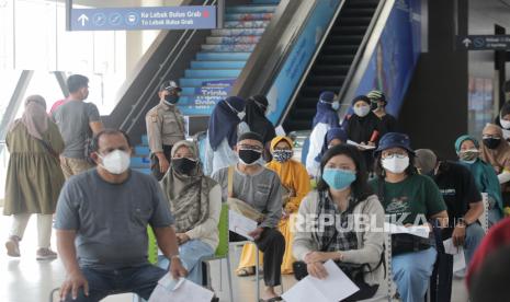 Warga mengantre untuk mendapatkan vaksin COVID-19 di Stasiun MRT ASEAN, Jakarta, Kamis (8/7/2021). MRT Jakarta bersama Pemerintah Provinsi DKI Jakarta menyediakan layanan vaksinasi gratis di stasiun MRT dengan tahap pertama berlangsung pada 8-10 Juli 2021, total keseluruhan target vaksinasi sebanyak 4.000 dosis yang dibagi ke dalam kuota harian selama periode tiga bulan ke depan. 