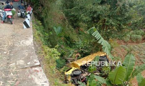 Sebuah truk yang mengalami kecelakaan berada dalam jurang di Jalan Garut-Tasikmalaya, Kecamatan Salawu, Kabupaten Tasikmalaya, Jawa Barat, Selasa (14/11/2023). 