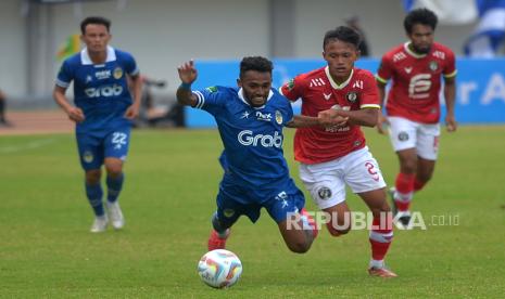 Gelandang serang PSIM Yogyakarta, Risman Maring dijatuhkan bek Bekasi City FC M Alwi saat pertandingan pekan ke-1 Liga 2 di Stadion Mandala Krida, Yogyakarta, Senin (11/9/2023). Tuan rumah PSIM harus menelan pil pahit usai di come back Bekasi City FC dengan skor 2-3. Pada pertandingan ini penyerang Bekasi City FC Ezechiel Ndouasel mencetak hattrick untuk mempermalukan tim tuan rumah.