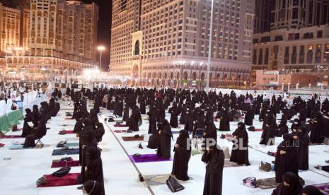 Dalam foto yang dirilis oleh Saudi Press Agency, jamaah sholat saat Laylat al-Qadr di Makkah, Arab Saudi, Sabtu, 8 Mei 2021. Arab Saudi Rilis Aturan untuk Masjid dan Jamaahnya Selama Ramadhan