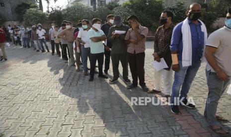 Infeksi Covid-19 di India Capai 6,67 Juta. Orang-orang menunggu dalam antrian untuk mendaftarkan nama mereka agar sampel usap hidung mereka diambil untuk menguji COVID-19 di rumah sakit pemerintah di Jammu, India, Selasa, 15 September 2020. India mengkonfirmasi lebih dari 83.000 kasus virus corona baru pada hari Selasa, membawa beban kasus total menjadi hampir 5 juta.