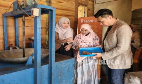 Ita Risna, nasabah inspiratif BTPN Syariah dari Aceh Besar. Bertekad dengan niat dan keuletan Ita mampu meraup omset hingga Rp 60 juta tiap bulannya.